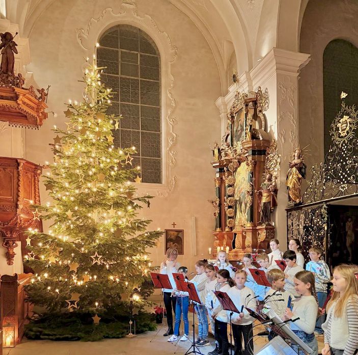 Bild 1 zu «Rückblick auf das Flötenkonzert unter dem Riesen-Tannenbaum»