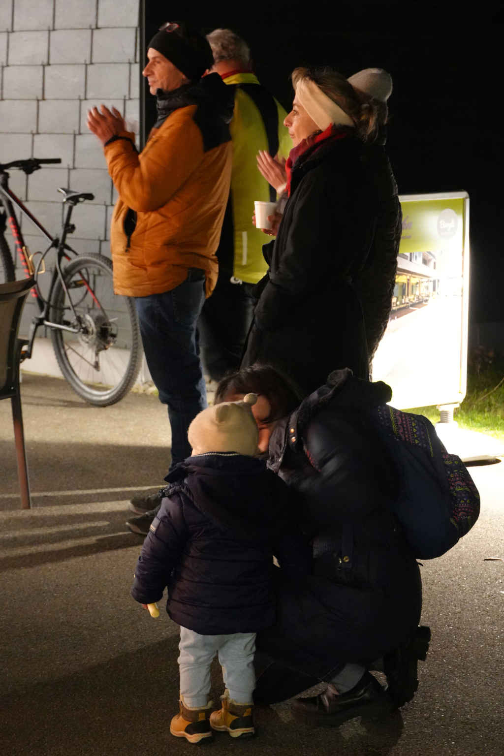 Bild 2 zu «Bericht: Adventsfenster im Bergli»